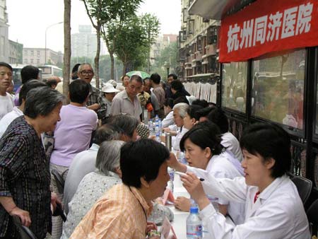 杭州同济医院开展社区免费咨询活动